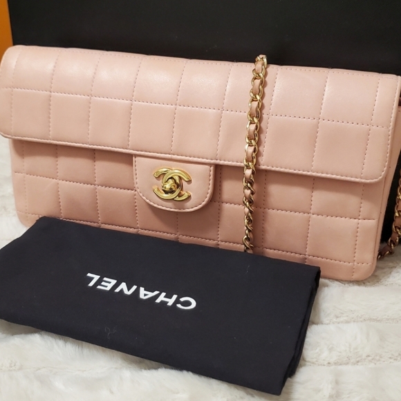 Authentic Chanel Chocolate Bar Flap Bag in Pink - Picture 5 of 17